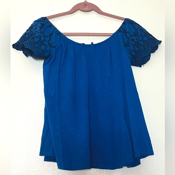 Adorable Blue Top 💙 - Picture 2 of 4